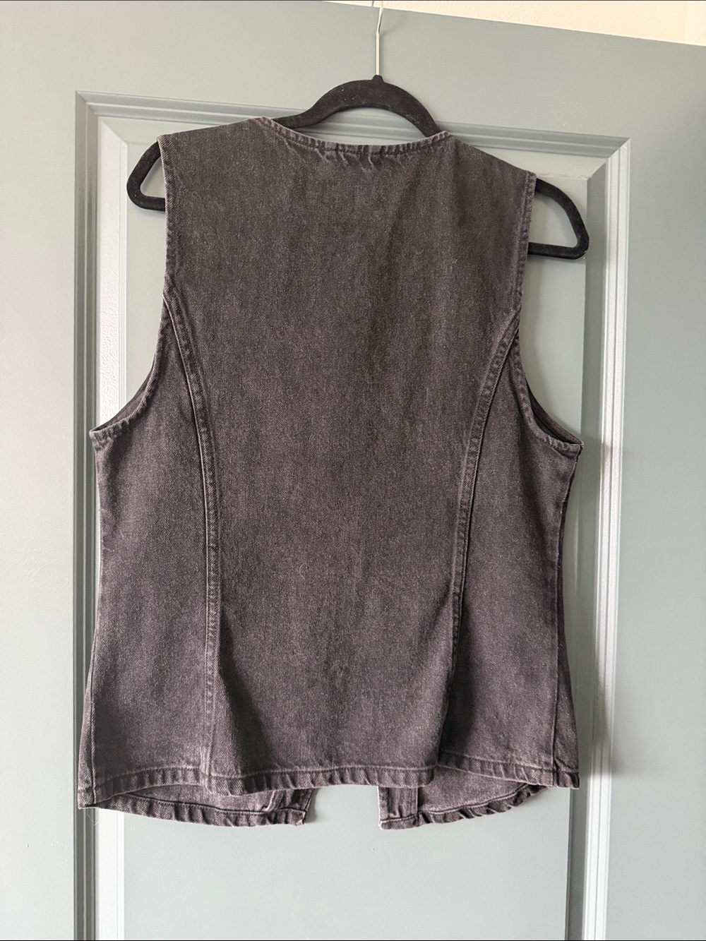 We The Free Washed Black Sleeveless Button-Front Denim Top - Picture 3 of 3